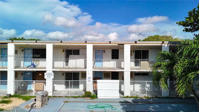 Exterior, Facade, Rowhouse