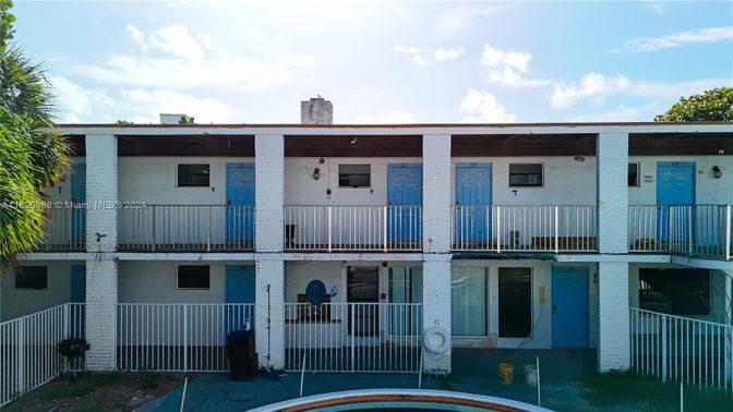 Exterior, Facade, Rowhouse