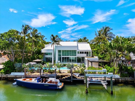 Exterior, Lake