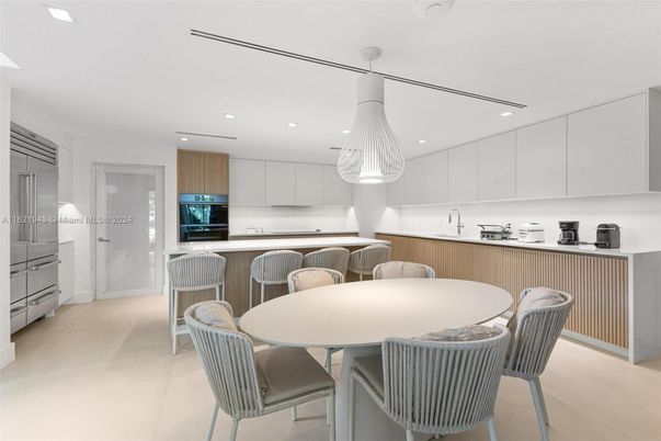 Dining room, Interior, Kitchen, Pendant Lights, Recessed Lighting, Stainless Steel Appliances