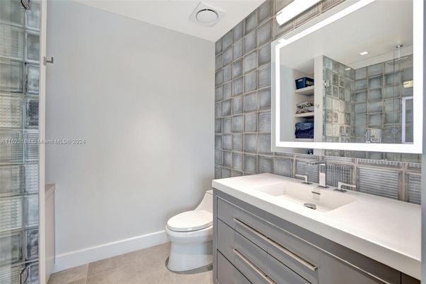 Bathroom, Interior, Recessed Lighting