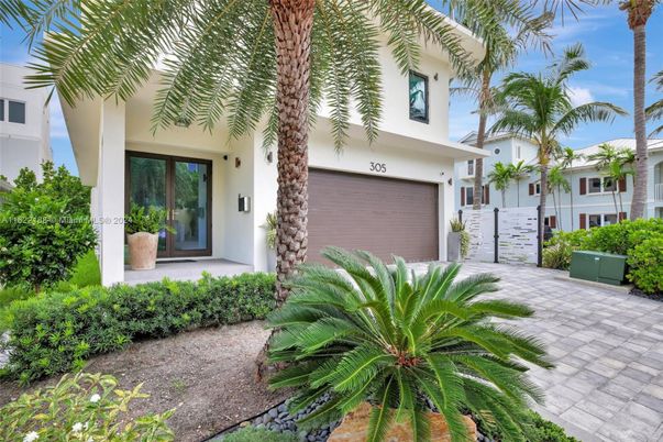 Attached, Exterior, Facade, Spanish Mediterranean