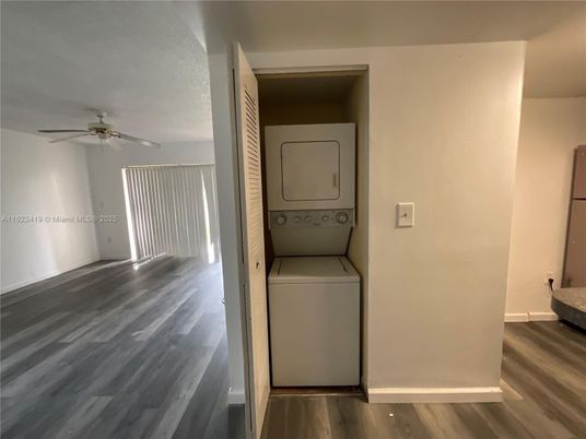 Interior, Utility Closets, Washer, Wood Texture Flooring