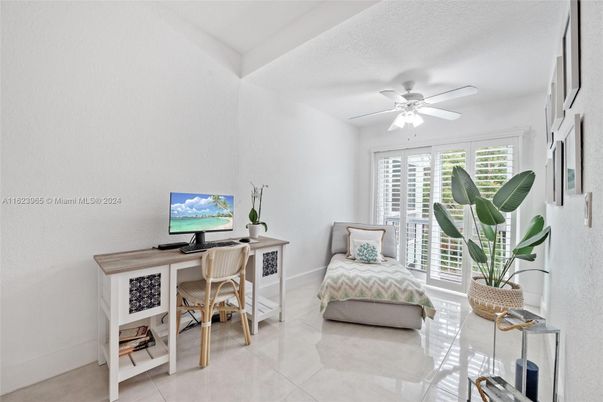 Home Office, Interior