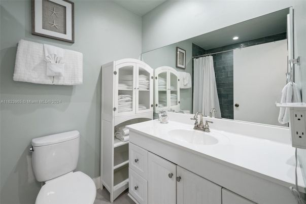Bathroom, Interior, Recessed Lighting