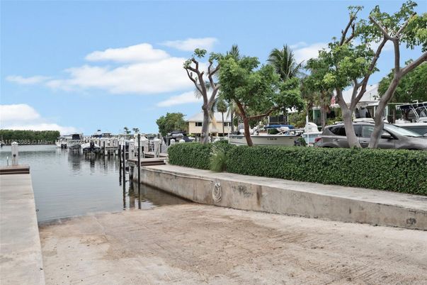 Exterior, Lake