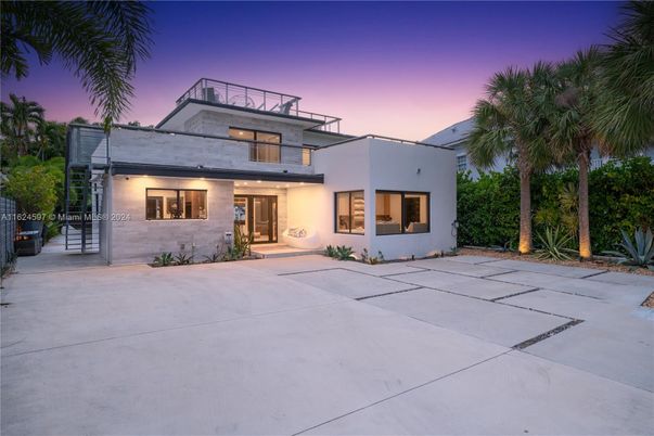 Backyard, Exterior, Facade, Modern