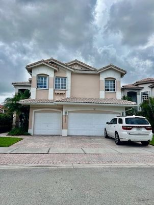 Attached, Exterior, Facade, Mediterranean