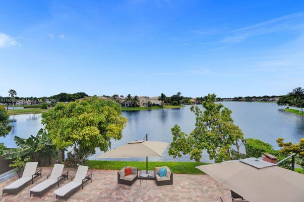 Exterior, Lake