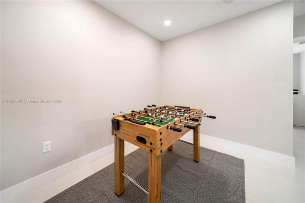 Game Room, Interior, Recessed Lighting