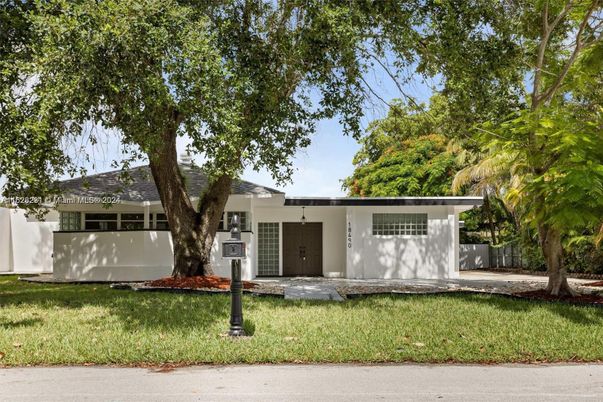 Attached, Exterior, Facade, Ranch