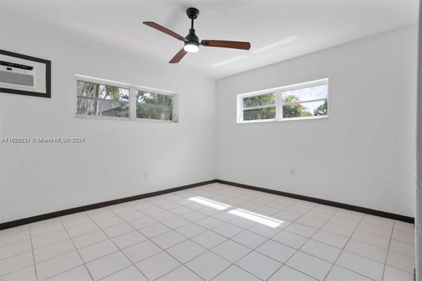 Empty room, Interior