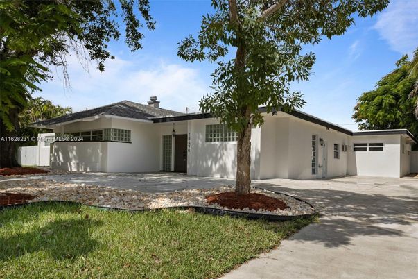 Attached, Exterior, Facade, Ranch