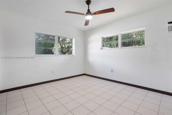 Empty room, Interior