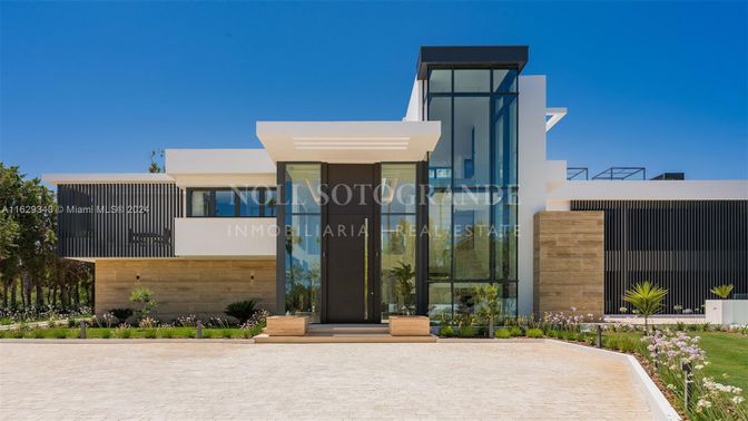 Exterior, Facade, Modern
