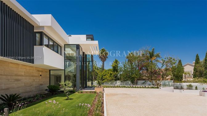 Backyard, Exterior, Facade, Modern