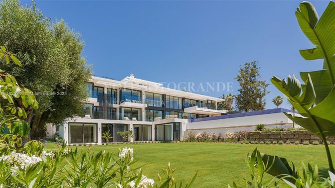 Backyard, Exterior, Facade, Modern