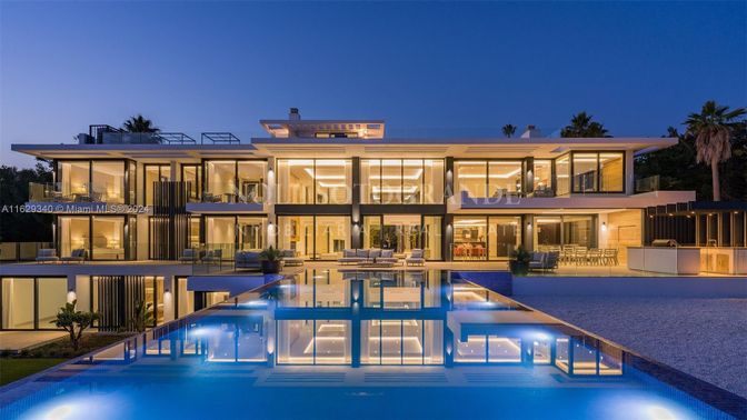 Exterior, Facade, Pool, Modern
