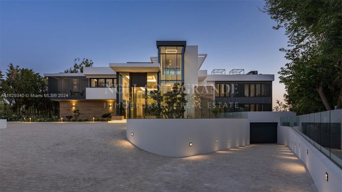 Attached, Backyard, Exterior, Facade, Modern