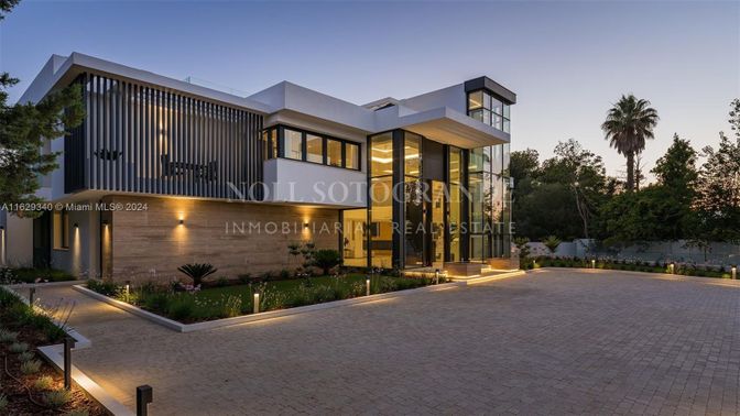 Exterior, Facade, Modern