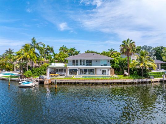 Exterior, Lake