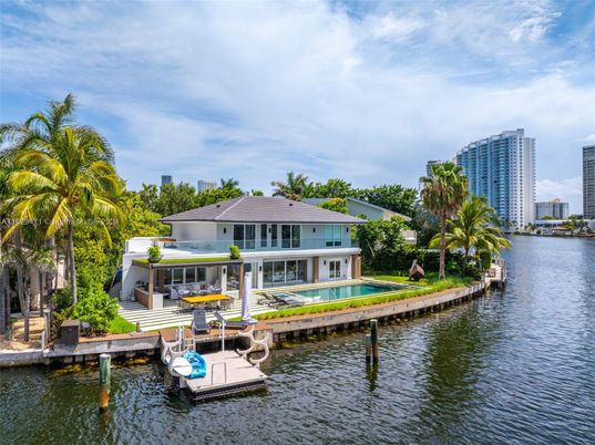Exterior, Lake