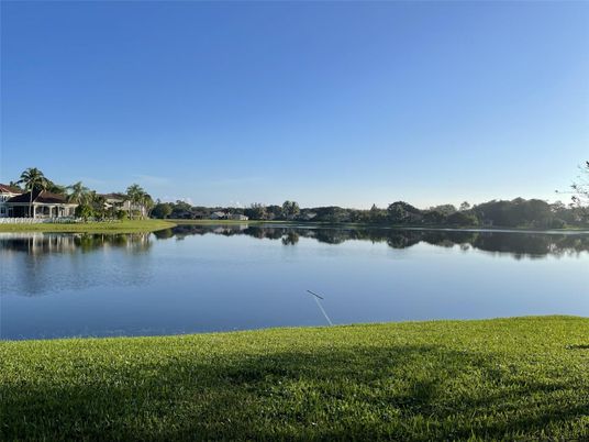 Exterior, Lake