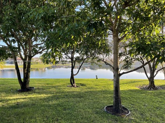 Exterior, Lake