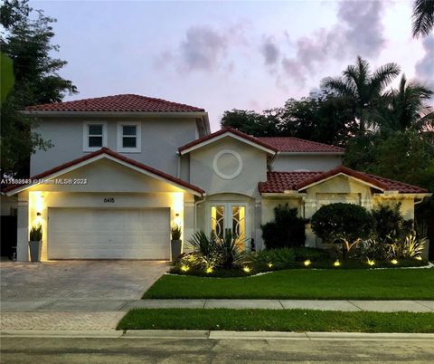 Attached, Exterior, Facade, Mediterranean