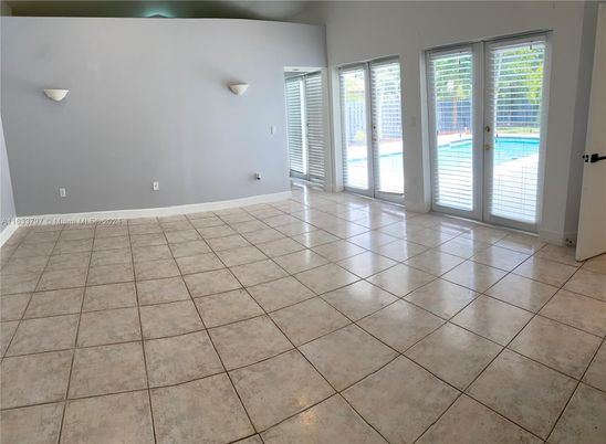 Empty room, Interior
