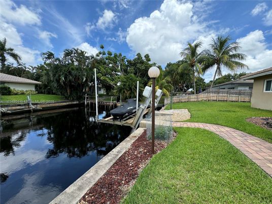 Exterior, Lake