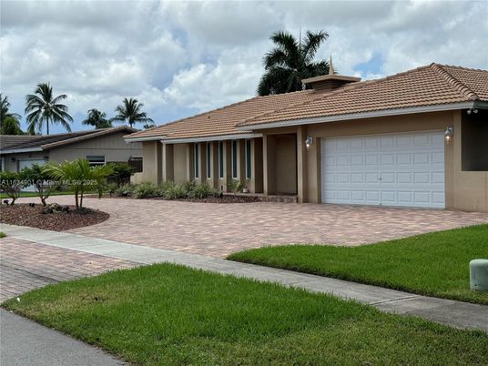 Attached, Exterior, Facade, Ranch
