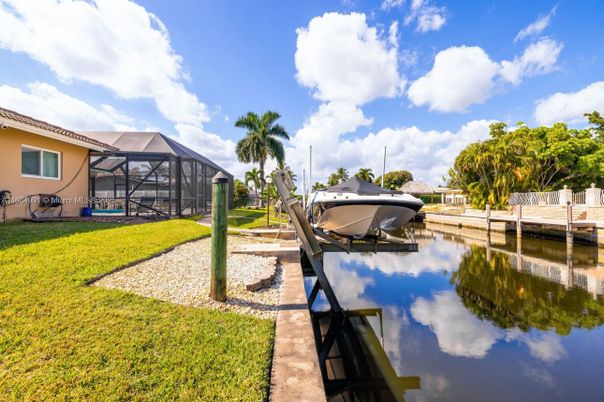 Exterior, Lake