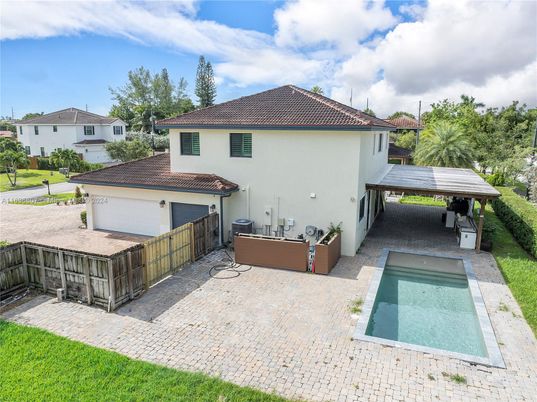 Exterior, Pool