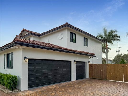 Attached, Exterior, Facade, Mediterranean