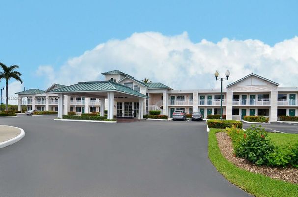Exterior, Facade, Ranch