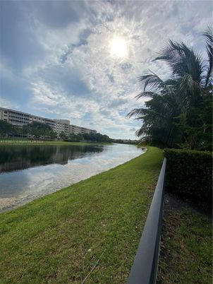 Exterior, Lake