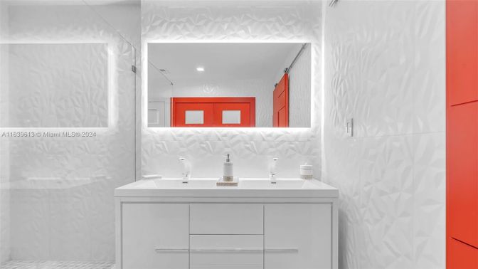 Bathroom, Interior, Recessed Lighting