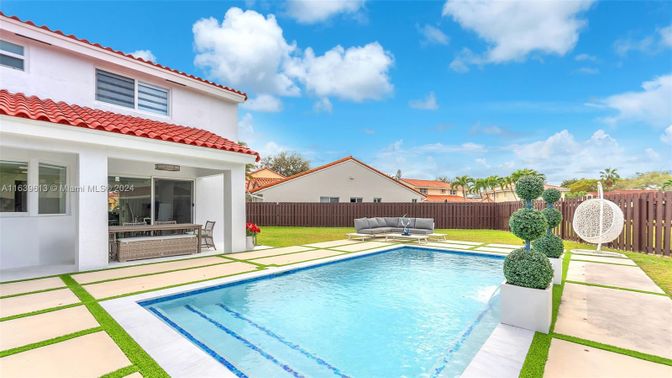 Exterior, Pool