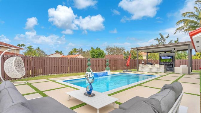 Exterior, Pool