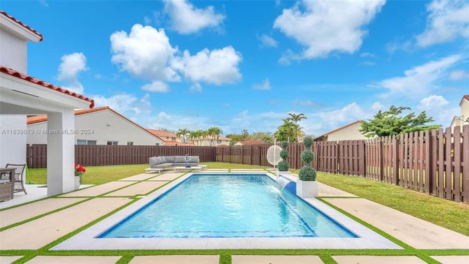 Exterior, Pool