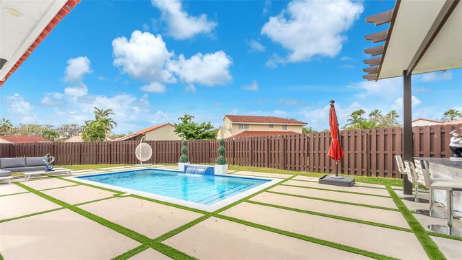 Exterior, Pool