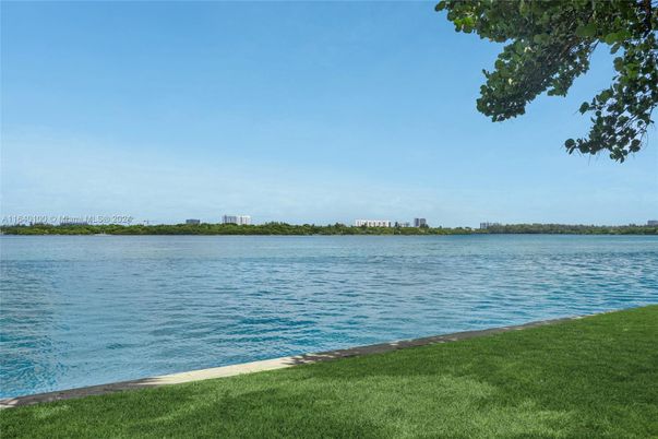 Exterior, Lake
