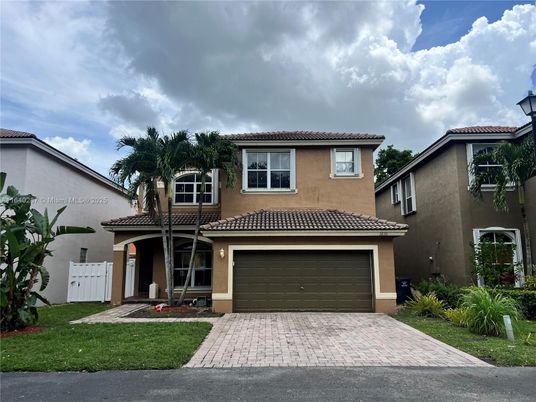 Attached, Exterior, Facade, Mediterranean