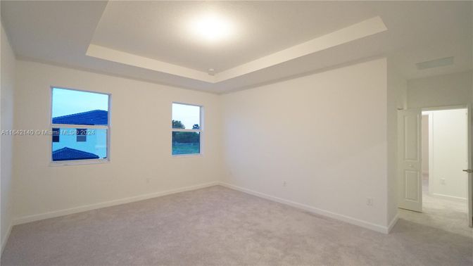 Empty room, Interior