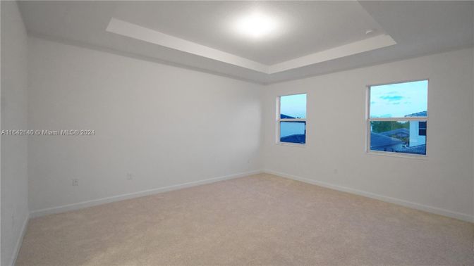 Empty room, Interior