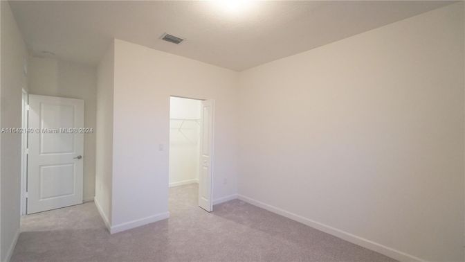 Empty room, Interior