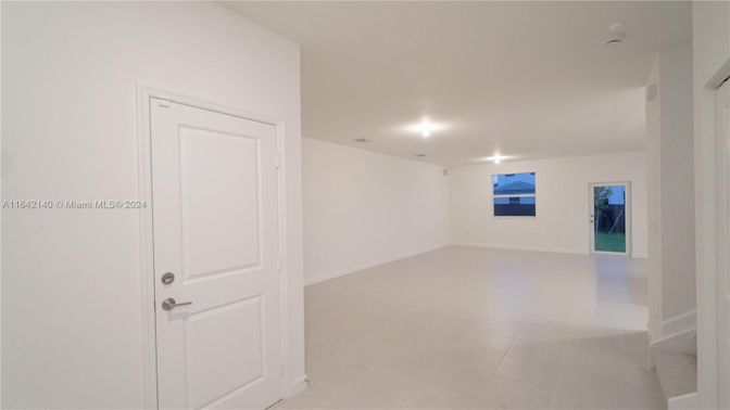 Empty room, Interior, Recessed Lighting
