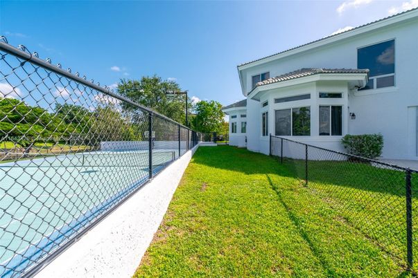 Exterior, Tennis Courts