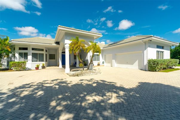 Attached, Exterior, Facade, Mediterranean